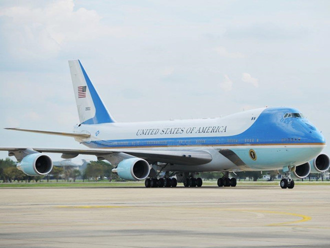 Toàn quyền sử dụng chuyên cơ Air Force One: Chuyên cơ Air Force One là máy bay Boeing 747-200B được tùy chỉnh đặc biệt. Với diện tích khoảng 371 m2, chuyên cơ có một phòng y tế, một khu dành riêng cho Tổng thống và nhà bếp đủ sức nuôi 100 người trên máy bay. CNN cho biết việc vận hành Air Force One ngốn tới 200.000 USD/giờ. Ảnh: Shutterstock.