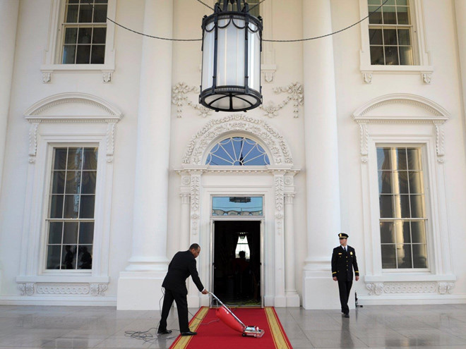 Đầu bếp riêng và lực lượng giúp việc hùng hậu: Bên trong Nhà Trắng có tới gần 100 "cư dân thường trú" bao gồm người giúp việc, đầu bếp, thợ sửa ống nước, người bán hoa và quản gia. Riêng chi phí duy trì lên tới 4 triệu USD/năm. Ảnh: AP.