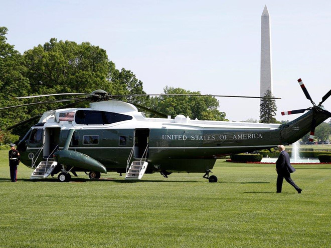 Ngoài Air Force One thì trực thăng Marine One cũng sẵn sàng phục vụ tổng thống Mỹ. Marine One linh hoạt và có thể di chuyển với vận tốc tối đa 240 km/giờ kể cả khi một động cơ bị hỏng. Chiếc trực thăng này được trang bị hệ thống chống tên lửa và có khả năng chống đạn. Ảnh: Reuters.