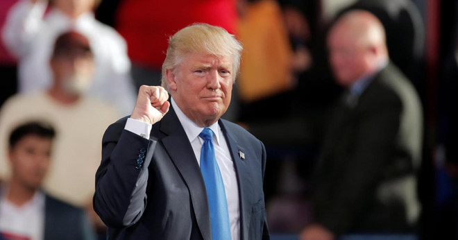 Từ năm 2001, Quốc hội Mỹ tăng lương cho các tổng thống từ 200.000 USD lên 400.000 USD. Tuy nhiên khoản này vẫn không là gì so với thu nhập khổng lồ của tỷ phú Donald Trump trước khi bước chân vào Nhà Trắng. Theo Forbes, Tổng thống Donald Trump sở hữu khối tài sản khoảng 3,1 tỷ USD. Ảnh: CBS News.