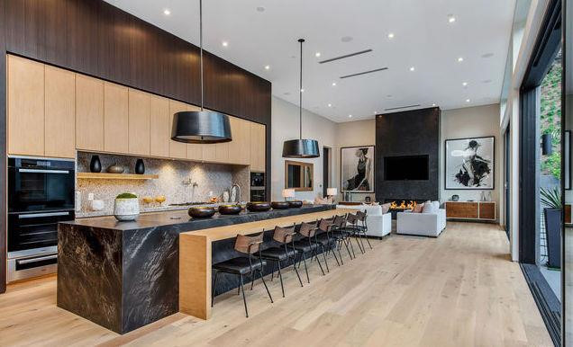 Nhà bếp rộng lớn được trang bị hệ thống công nghệ tân tiến, và có hẳn một khu vực phục vụ chuyện trò, thư giãn. Các thiết bị nấu nướng được đặt trong một chiếc tủ gỗ khổng lồ.