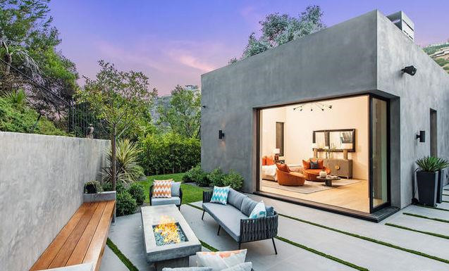 Với phong cách đương đại, những tiện ích nổi bật tại căn biệt thự bao gồm hệ thống camera giám sát, nhà để xe rộng lớn, rạp chiếu phim cùng quầy bar thu nhỏ trong nhà.