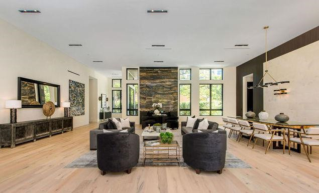 Phòng khách rộng rãi, thoáng đãng với những nội thất đơn giản, mộc mạc, được bài trí tinh tế làm nổi bật vẻ sang trọng cho toàn bộ không gian.