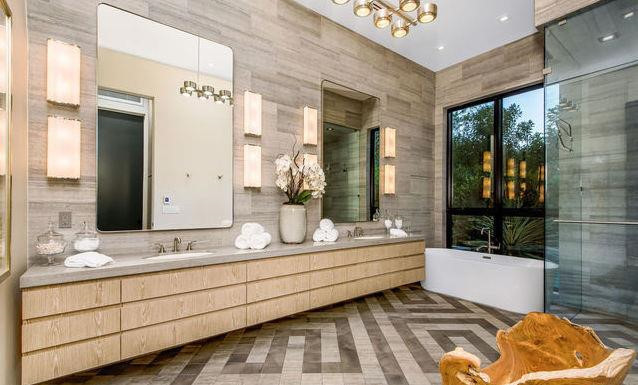 Phòng tắm chính trang nhã được trang bị đầy đủ, mang tông màu be chủ đạo và sàn nhà được lát đá cẩm thạch cao cấp.