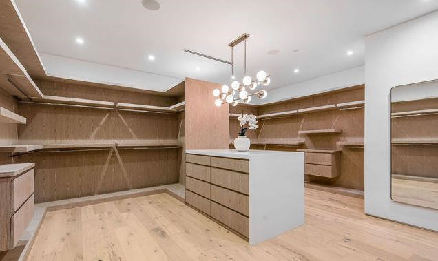 Phòng thay đồ rộng rãi với tủ quần áo khổng lồ được làm từ gỗ.