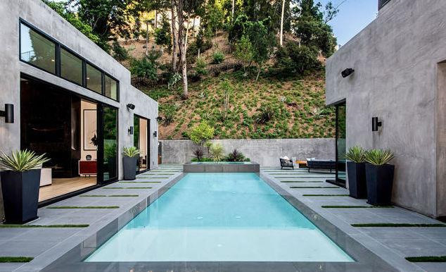 Hồ bơi, bồn tắm nước nóng và khu vực spa ngoài trời chia cách các không gian sống trong căn biệt thự.