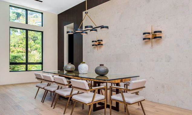 Khu vực ăn uống sáng sủa được tích hợp trong phòng khách, giúp việc tiếp đón người thân, bạn bè trở nên phong phú hơn.