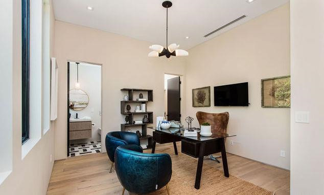 Phòng làm việc được bố trí tại một không gian kín đáo bên trong biệt thự và có riêng khu vực vệ sinh, tắm rửa. Các ô cửa sổ giúp cung cấp đủ lượng ánh sáng và sự thoáng đãng cần thiết cho căn phòng.