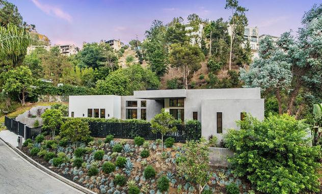 Được xây vào năm 2018, căn biệt thự ở Hollywood Hills mang đường nét cứng cáp trông như một pháo đài hiện đại được làm bằng bê tông, có diện tích gần 595 m2 với 5 phòng ngủ và 6 phòng tắm.