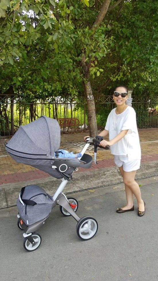 Khi ở bên con trai, Thu Minh chọn những trang phục thoải mái, tiện lợi cho việc di chuyển.