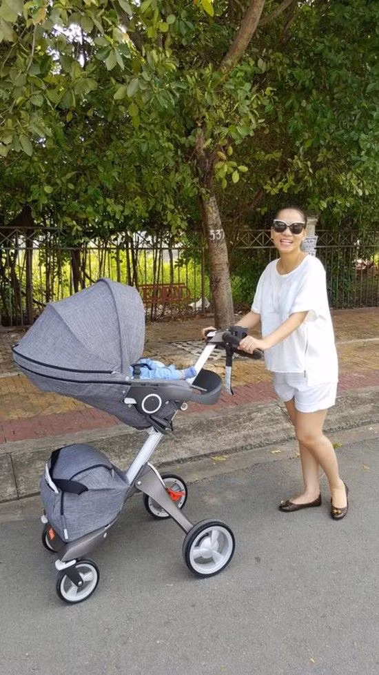 Khi ở bên con trai, Thu Minh chọn những trang phục thoải mái, tiện lợi cho việc di chuyển.