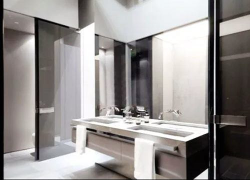 Hazard đã đón cô vợ Natacha và 3 con trai là Yannis, Leo và Samy đến sinh sống ở căn biệt thự này.