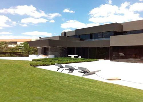 Căn biệt thự của tuyển thủ Bỉ tọa lạc ở khu dân cư cao cấp tại Madrid là La Finca.