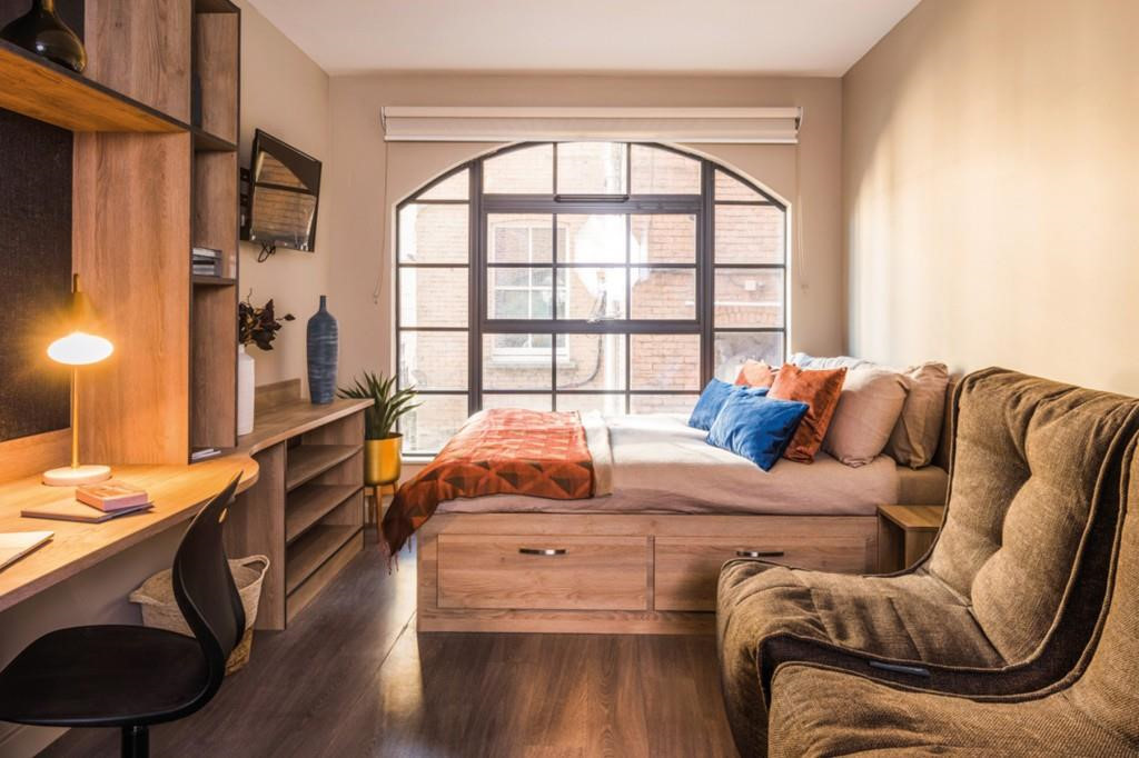 St Peter’s Hall, Bournemouth, giá 9.435-11.475 bảng/năm: Căn hộ studio tại St Peter's Hall có một phòng tiệc riêng phục vụ nhu cầu tụ tập bạn bè của chủ nhân; phòng đọc sách, tập gym riêng cho sinh viên. Ảnh: Mystudenthalls.com.