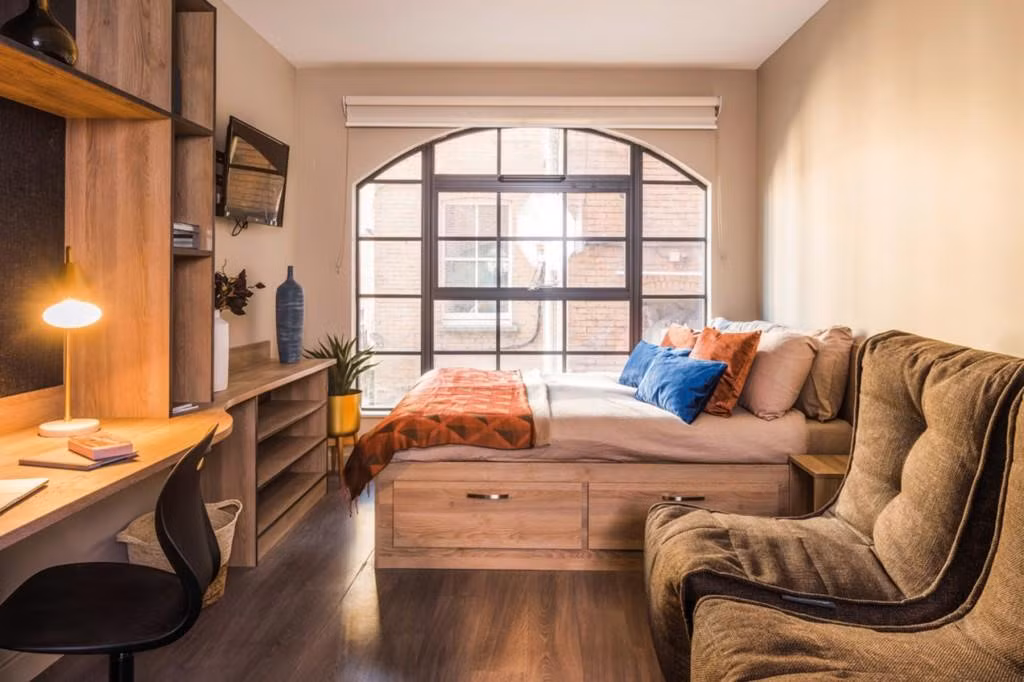 St Peter’s Hall, Bournemouth, giá 9.435-11.475 bảng/năm: Căn hộ studio tại St Peter's Hall có một phòng tiệc riêng phục vụ nhu cầu tụ tập bạn bè của chủ nhân; phòng đọc sách, tập gym riêng cho sinh viên. Ảnh: Mystudenthalls.com.