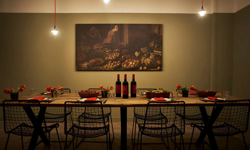 Redvers Tower, Sheffield, giá 6.579-10.965 bảng/năm: Chủ nhân của những căn phòng tại Redvers Towers có thể thưởng thức bữa tối tại phòng ăn riêng tư lãng mạn như trong phim. Phòng đọc sách và tập gym ở đây cũng hiện đại như khách sạn 5 sao. Ảnh: Mystudenthalls.com.