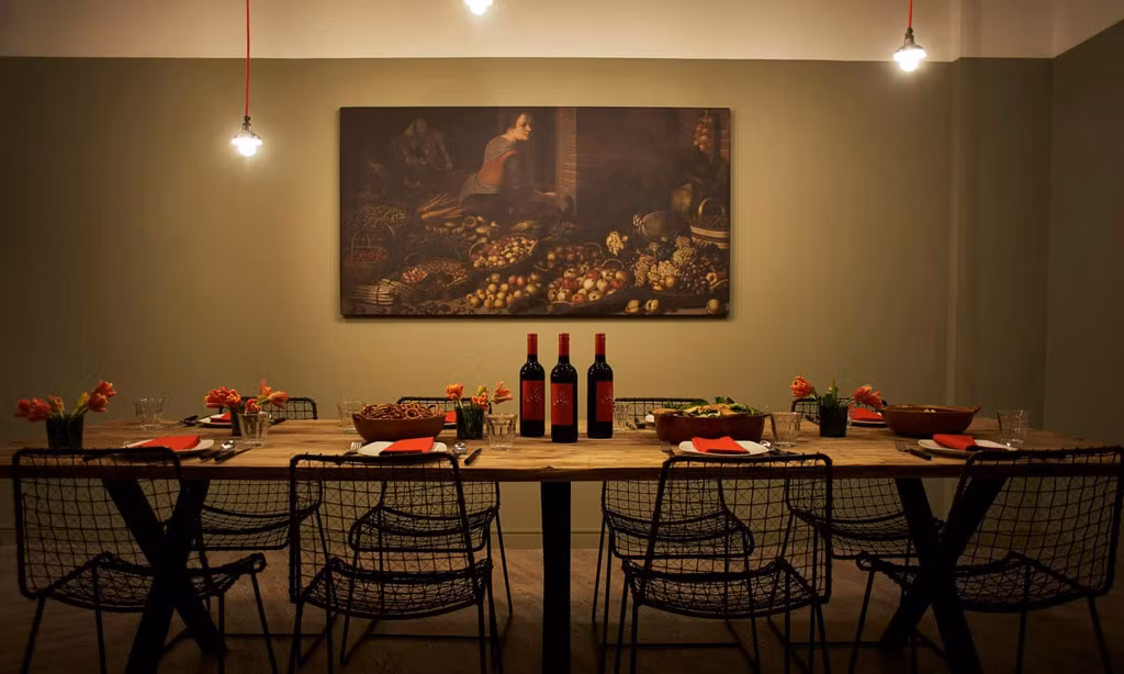 Redvers Tower, Sheffield, giá 6.579-10.965 bảng/năm: Chủ nhân của những căn phòng tại Redvers Towers có thể thưởng thức bữa tối tại phòng ăn riêng tư lãng mạn như trong phim. Phòng đọc sách và tập gym ở đây cũng hiện đại như khách sạn 5 sao. Ảnh: Mystudenthalls.com.