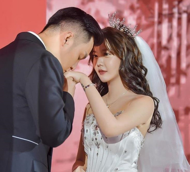 Vừa qua, Hàn An Nhiễm tổ chức hôn lễ với bạn trai Lý Minh Lâm. Đám cưới của đôi trẻ được diễn ra hoành tráng, sang trọng và quy tụ dàn phù dâu, khách mời là những hot girl được chú ý trên mạng xã hội.