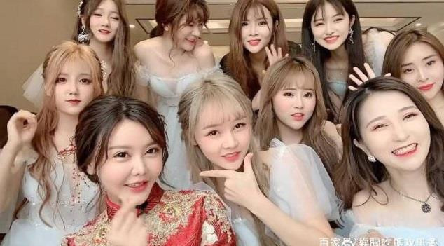 Tuy nhiên, khác với những hình ảnh lung linh thường thấy, loạt hot girl tham dự đám cưới khiến nhiều người thất vọng khi để lộ nhan sắc thật kém hấp dẫn. Đến gương mặt của cô dâu cũng được nhiều người nhận xét là trông đáng sợ, mất cân đối.