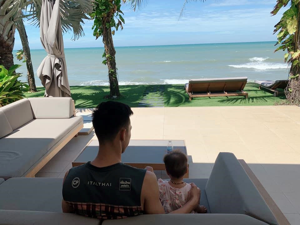 Thường xuyên khoe hình ảnh vui chơi cùng con gái, "bố Sunny" bị dân mạng trêu vì nhiều ngày mặc áo đấu của đội bóng Buriram.