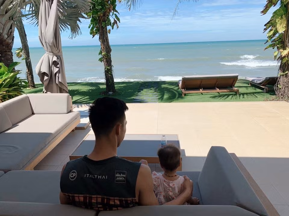 Thường xuyên khoe hình ảnh vui chơi cùng con gái, "bố Sunny" bị dân mạng trêu vì nhiều ngày mặc áo đấu của đội bóng Buriram.