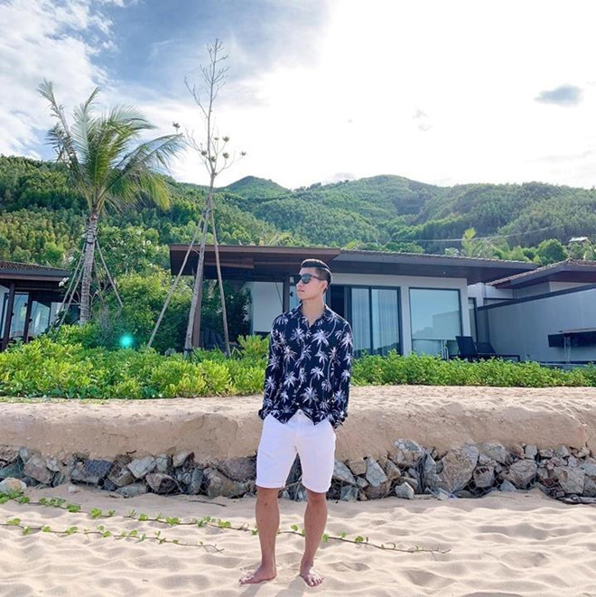 Ngày 18/6, hậu vệ Vũ Văn Thanh đăng bức ảnh check-in tại một resort bên bờ biển trong kỳ nghỉ dưỡng sau khi trở về từ King's Cup.