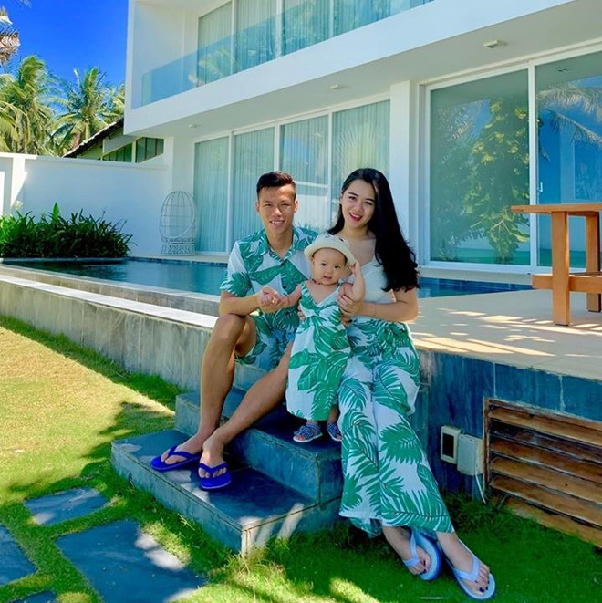 "Ông bố của năm" Quế Ngọc Hải dành thời gian đưa vợ cùng cô công chúa nhỏ đi chơi. Gia đình nhỏ của đội trưởng tuyển Việt Nam có thời gian vui vẻ tại khu du lịch ở Nha Trang.