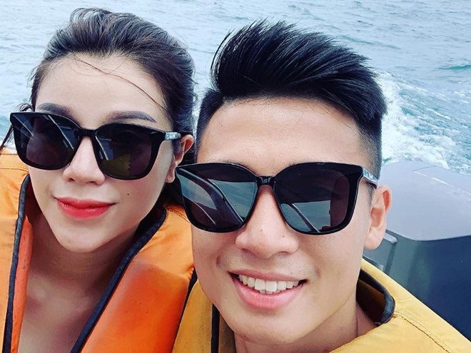 "Tư" Dũng cũng có chuyến du lịch cùng bạn gái. Thủ quân CLB Viettel bị người yêu đăng clip "dìm hàng" khoảnh khắc anh tỏ ra sợ sệt trong lần đầu đi lặn biển. Trước đó, Khánh Linh từng gửi những lời ngọt ngào đến cầu thủ quê Hà Tĩnh: "Em thích ăn dâu nhưng nước dâu không uống, kẹo dâu lại càng không. Cũng như việc thích anh, giống anh em không thích, tốt hơn anh em vẫn không thích. Nhất định phải là anh".