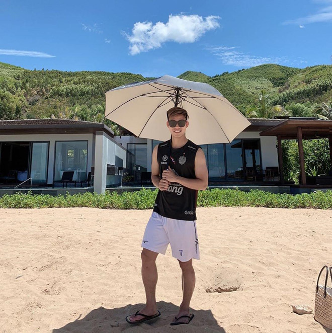 Cũng trong chuyến đi này, Văn Thanh gây chú ý khi diện chiếc áo của đội bóng Buriram - nơi Xuân Trường đang thi đấu ở Thái Lan. Nhiều fan đoán đồng đội sang dự King's Cup đã xin hết đồ của Trường "Híp" mang về nhà.