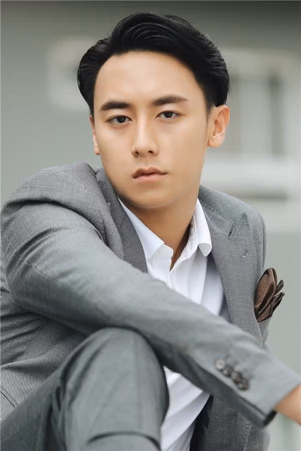 Tháng 5/2018, Rocker Nguyễn bỗng vướng vào scandal vạ miệng và xuất hiện trước công chúng với hình ảnh gầy gò, khác xa vẻ điển trai thường ngày. Cũng từ đó, anh tuyên bố rời xa showbiz và sang Australia sinh sống.