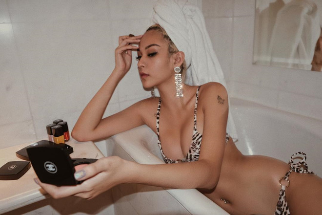 Phí Phương Anh (sinh năm 1997) - quán quân The Face 2016 - được nhiều người nhận xét là cô gái chuyển hướng sexy thành công. Sau khi giành giải nhất The Face, Phí Phương Anh không có nhiều hoạt động để lại dấu ấn và bị đánh giá mờ nhạt.