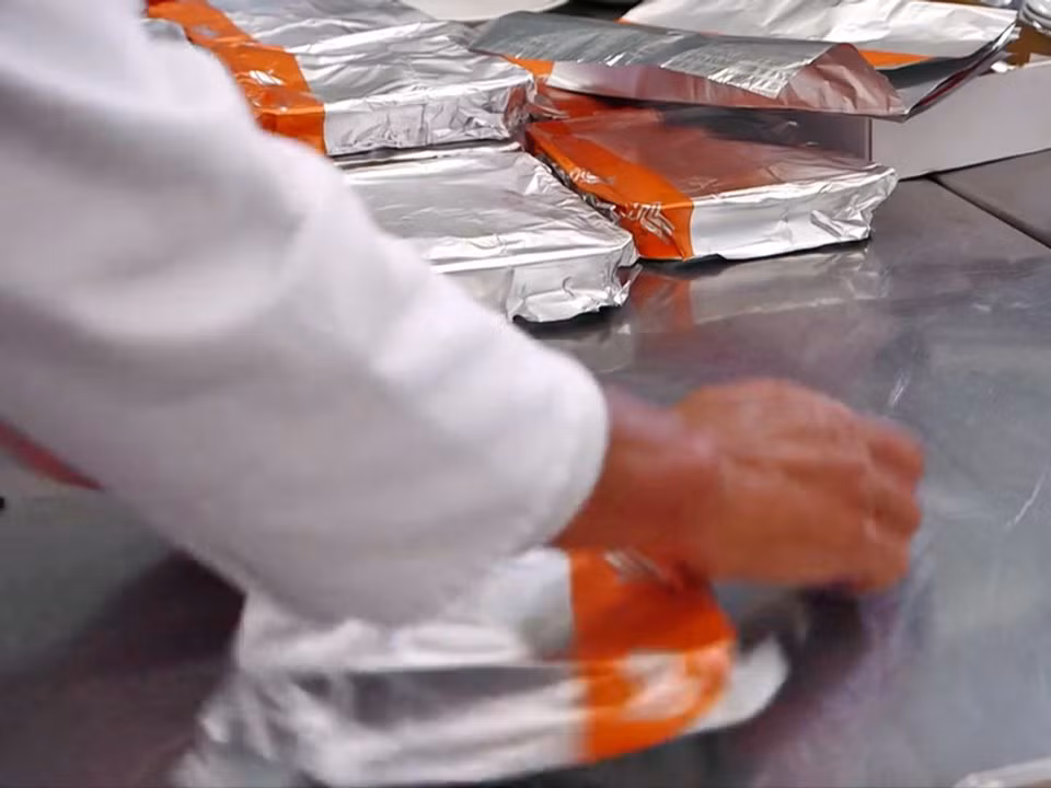 Mỗi hãng bay có một kiểu bọc đồ ăn khác nhau. Với khách ngồi ghế phổ thông, suất ăn gói trong giấy bạc và được hâm nóng lại trước khi phục vụ. Với khách mua vé thương gia hoặc hạng nhất, đồ ăn được để riêng rẽ với sốt và các nguyên liệu khác. (Ảnh: Business Insider)