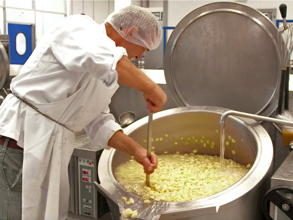 Trung bình trong một tuần bếp cần tới 590 kg thịt thăn bò, 760 lít sữa và 96.150 ổ bánh mì. Hầu như các món trong thực đơn đều được chuẩn bị và chế biến bằng tay tại bếp, trừ một số loại hạt đóng hộp sẵn. (Ảnh: Business Insider)