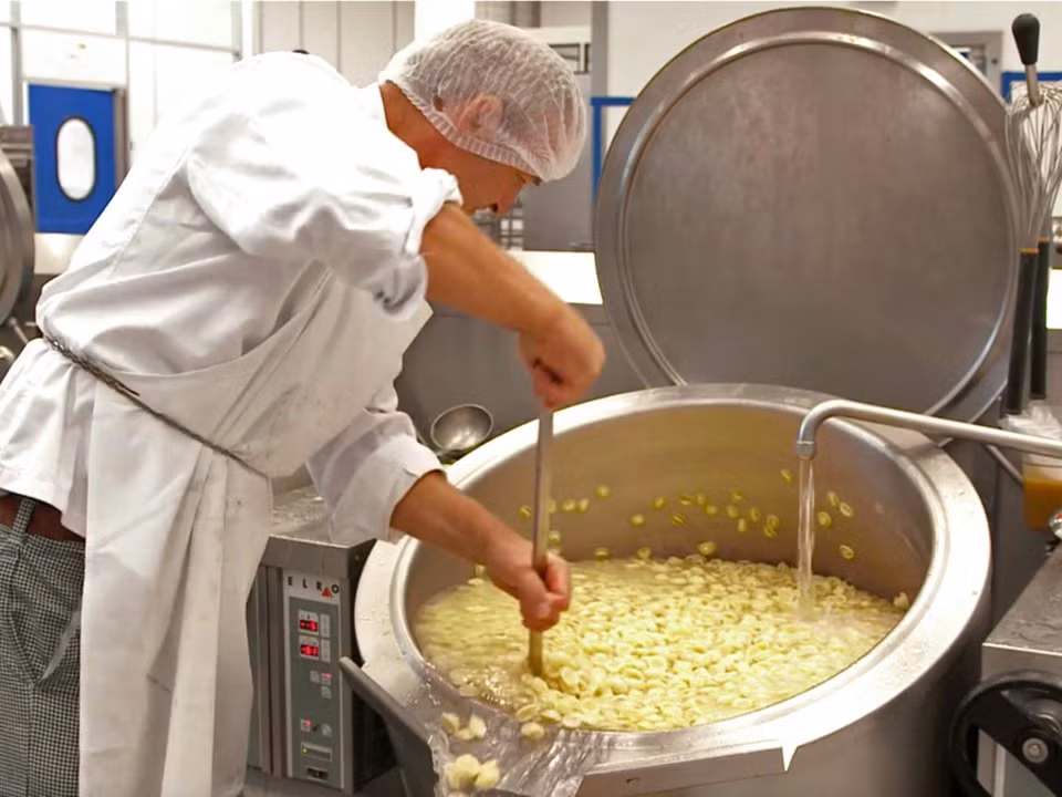 Trung bình trong một tuần bếp cần tới 590 kg thịt thăn bò, 760 lít sữa và 96.150 ổ bánh mì. Hầu như các món trong thực đơn đều được chuẩn bị và chế biến bằng tay tại bếp, trừ một số loại hạt đóng hộp sẵn. (Ảnh: Business Insider)