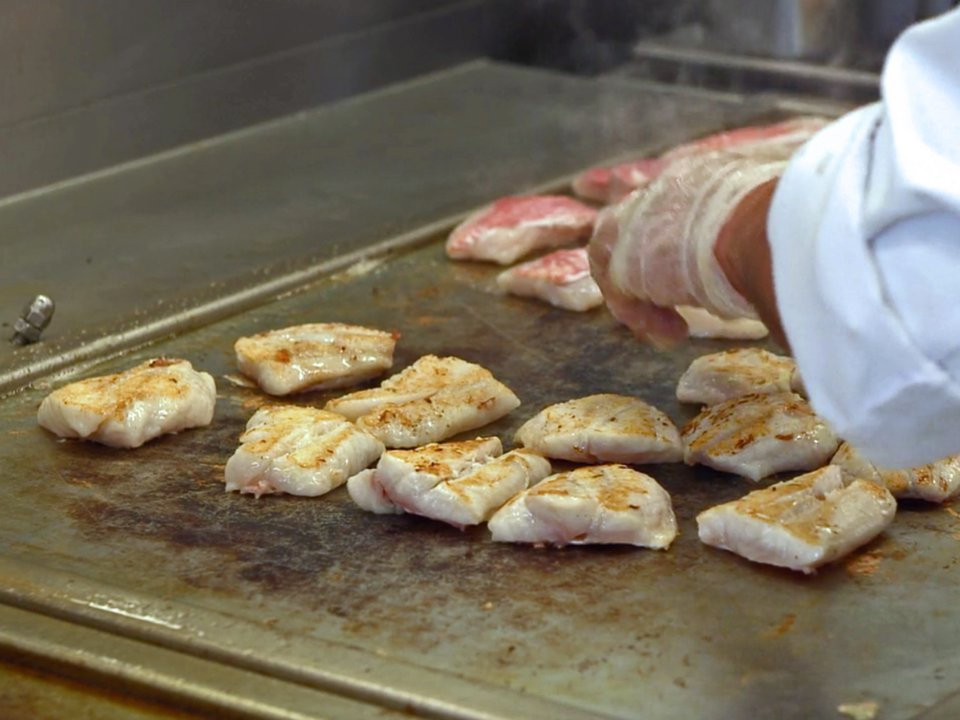 Thức ăn cần phải làm nóng lại nhưng vẫn đủ độ ẩm. Điều đó có nghĩa là thức ăn chưa cần nấu thật kỹ để lúc hâm nóng lại sẽ không bị khô và sống. Các nguyên liệu đều phải có mùi thơm ngon. Tuy nhiên, những thức ăn nặng mùi sẽ không xuất hiện trên máy bay. (Ảnh: Business Insider)