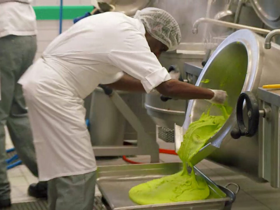 Nhằm đảm bảo đồ ăn thuần chất của từng vùng miền, công thức nấu ăn của Gate Gourmet luôn có gia vị, nguyên liệu được đong đếm lượng chính xác. Chỉ một sai lầm hoặc chênh lệch trong công thức là có thể phải bỏ đi rất nhiều lượng thực phẩm và thời gian chế biến. (Ảnh: Business Insider)