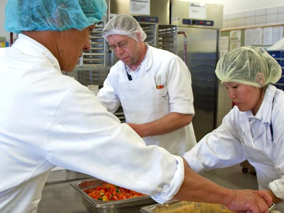 Singapore Airlines hợp tác với Gate Gourmet, công ty làm đồ ăn hàng không độc lập lớn nhất thế giới có trụ sở ở sân bay Zurich (Thụy Sĩ). Để cung cấp đồ ăn cho Singapore Airlines, Gate Gourmet có 30 người làm hàng ngày. Nhà bếp chỉ có 5 tiếng để nấu 1.500 suất ăn cho một chuyến bay với các thực đơn bao gồm các món Á, Âu, đồ ăn kiêng (mỗi thực đơn có một bếp trưởng riêng). (Ảnh: Business Insider)