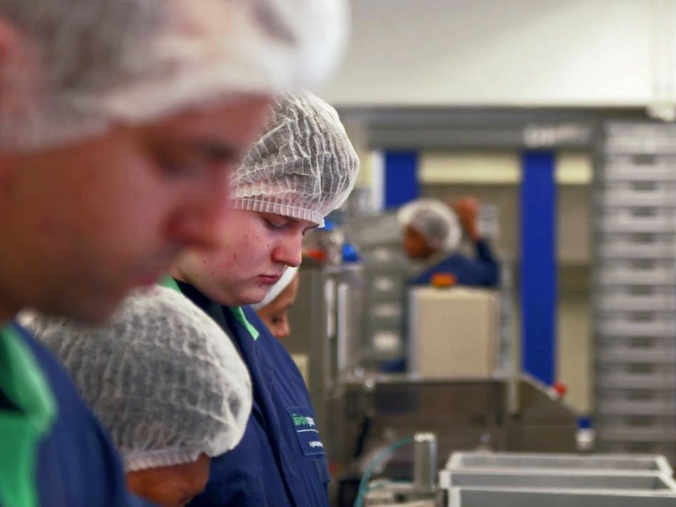 Hãng sử dụng tới 70.000 dụng cụ ăn mỗi ngày. Để rửa sạch tất cả các loại dao, thìa, nĩa... họ dùng máy rửa chuyên dụng, kết hợp cả các loại khoáng và nước thay vì xà phòng để làm sạch bong chúng. (Ảnh: Business Insider)