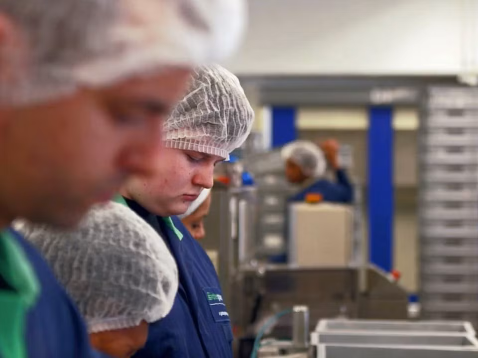 Hãng sử dụng tới 70.000 dụng cụ ăn mỗi ngày. Để rửa sạch tất cả các loại dao, thìa, nĩa... họ dùng máy rửa chuyên dụng, kết hợp cả các loại khoáng và nước thay vì xà phòng để làm sạch bong chúng. (Ảnh: Business Insider)