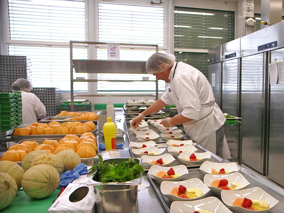 Khi thức ăn được chuẩn bị xong, nhà bếp có 4 tiếng để làm lạnh ở 10 độ C. (Ảnh: Business Insider)