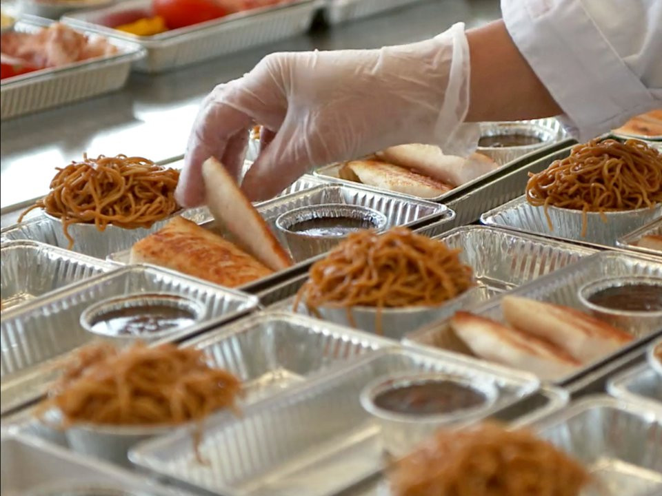 Những món ăn phức tạp nhất là các món mang tính dân tộc, tôn giáo khi bị hạn chế một số thành phần, nguyên liệu. (Ảnh: Business Insider)