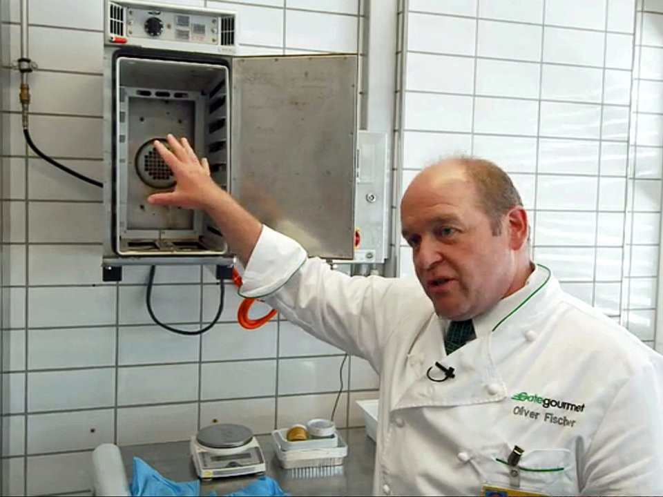 Nhà bếp sử dụng một lò vi sóng chuyên dụng của hãng hàng không để mô phỏng điều kiện trên máy bay. Một điều không thể mô phỏng được là áp suất trên máy bay. Áp suất làm giảm khả năng nếm đồ ăn mặn và ngọt. Ngoài ra, thức ăn hâm nóng cũng sẽ giảm lượng muối. Nhà bếp cần phải bù lại bằng cách thêm gia vị đậm hơn trong các món ăn. (Ảnh: Business Insider)