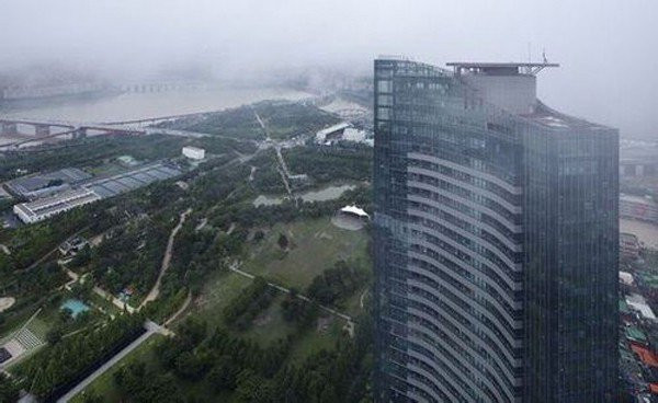 Tòa cao ốc nhìn từ bên ngoài.