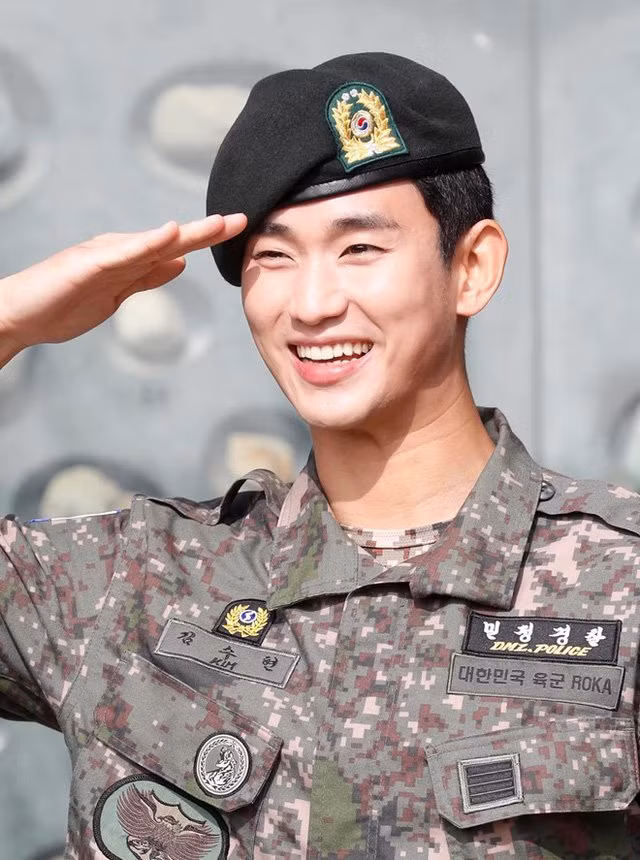 Đầu tháng 7 mới đây, Kim Soo Hyun chính thức xuất ngũ sau gần 2 năm vắng mặt showbiz thực hiện nghĩa vụ quân sự. Nam diễn viên là một trong những tài tử được khán giả trông đợi tái xuất màn ảnh năm 2019.