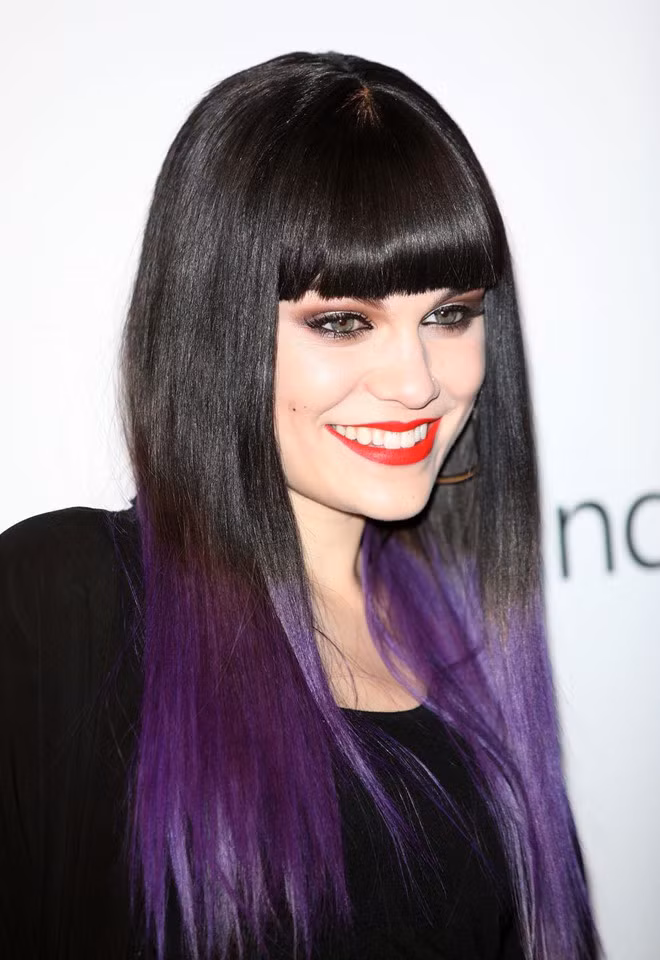 Jessie J kết hợp tóc duỗi thẳng nhuộm tím màu cà, kết hợp trang điểm mắt kẻ đậm cùng trang phục theo phong cách Gothic quen thuộc. Đây có thể gọi là kiểu biến hoá màu tóc nhuộm sáng tạo của nữ ca sĩ Do It Like A Dude. Không như màu tím lavender "anh em" của tím sậm, màu tím với tông tối trông cá tính, góc cạnh hơn và khác với màu pastel. Mái đầu nhuộm tím kết hợp cùng nữ trang có thể gợi chút bí ẩn, sexy cho con gái. Ảnh: Elle.