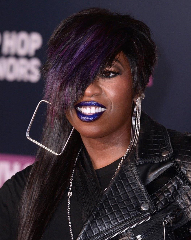Nữ rapper và biểu tượng huyền thoại cho nền văn hoá hip hop tại New York (Mỹ) năm 2016 - Missy Elliott - không thể sành điệu hơn với kiểu cắt ngắn cá tính, nhuộm tím nổi loạn cùng hoa tai kích thước to. Ảnh: Elle.