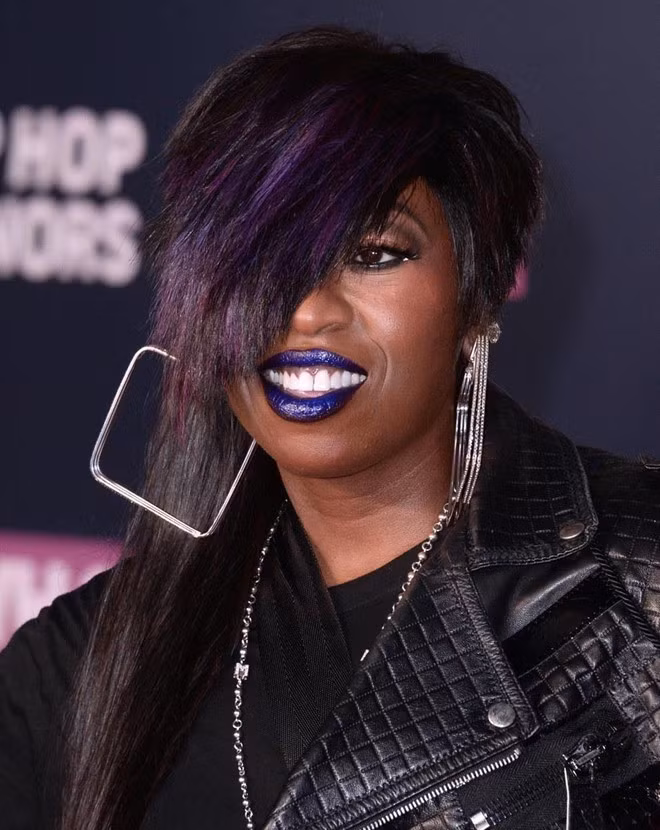 Nữ rapper và biểu tượng huyền thoại cho nền văn hoá hip hop tại New York (Mỹ) năm 2016 - Missy Elliott - không thể sành điệu hơn với kiểu cắt ngắn cá tính, nhuộm tím nổi loạn cùng hoa tai kích thước to. Ảnh: Elle.