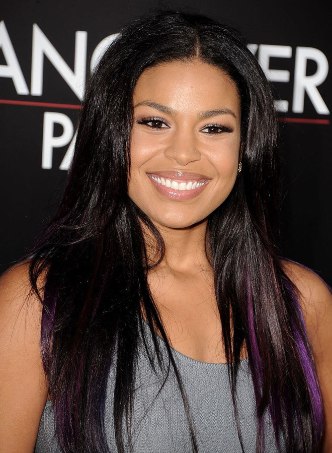 Mái đầu của Jordin Sparks là gợi ý làm tóc cho các cô gái khi đang trong tâm trạng vừa muốn duỗi thẳng, vừa muốn để tóc dài nhưng cũng không muốn biến cả đầu thành màu cà tím. Vài đường tóc highlight có thể là lựa chọn nhẹ nhàng, an toàn hơn. Ảnh: Elle.