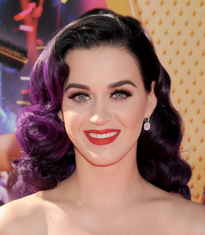 Mái tóc xoăn tím đầy sức hút của Katy Perry được lấy cảm hứng từ nữ diễn viên Veronica Lake - ngôi sao kinh điển của làng điện ảnh Hollywood trong những năm 1940. Có thể nói kiểu tóc này và màu tím của nó vẫn còn áp dụng được trong thời đại này. Ảnh: Elle.