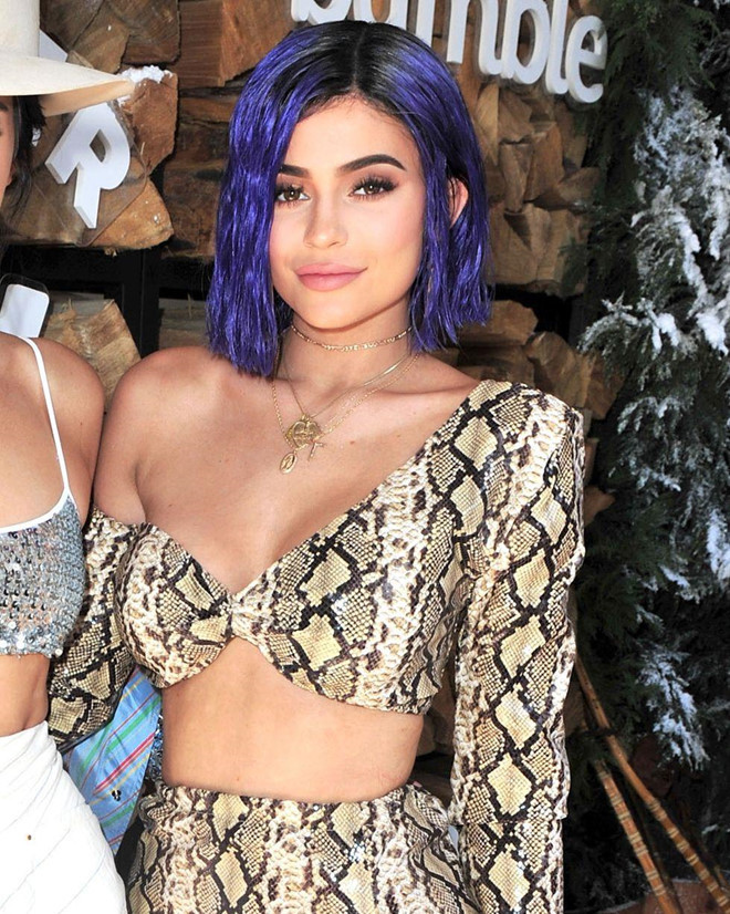 Mái tóc ướt, cắt theo kiểu đầu bob của Kylie Jenner được nhuộm màu tím sáng hơi ánh xanh thời thượng. Phong thái cùng trang phục da rắn của cô khiến người nhìn không thể không bị thu hút. Mái tóc của Jenner cũng là ví dụ khác cho việc màu tóc tím có thể áp dụng cho nhiều kiểu cắt tóc khác nhau. Ảnh: Elle.
